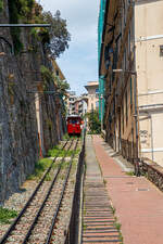 Unweit und oberhalb des Bahnhof Genova Piazza Principe gibt es einen kleine Zahnradbahn die Ferrovia Principe Granarolo. Hier kommt der Triebwagen 1 (heute der einzige) der Ferrovia Principe Granarolo am 23.07.2022 hinab zur Talstation Principe.
