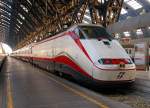 trenitalia-2/474594/ein-frecciabianca-deutsch-weisser-pfeil-der 
Ein Frecciabianca (deutsch: weißer Pfeil) der Trenitalia (100-prozentige Tochtergesellschaft der Ferrovie dello Stato) steht am 29.12.2015 zur Abfahrt im Bahnhof Milano Centrale (Mailand Zentral) bereit. 

Der Frecciabianca ist eine Zuggattung für Züge mit einer Höchstgeschwindigkeit von 200 km/h (IC), die nur im italienischen Gleichspannungsnetz verkehren. Hier ist es die E.414 102-0 und eine weitere am anderen Ende mit vielen IC-Großraumwagen dazwischen. 

Die Loks der BR E.414 sind ehemalige Triebköpfe der ersten Serie der ETR 500. 

Auf anderen Strecken wird der Frecciabianca aber auch mit Pendolino-Garnituren ETR 460 bzw. ETR 463 oder Elektrolokomotiven des Typs E 402B mit IC-Großraumwagen betrieben.