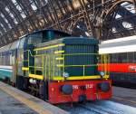   Die Dieselrangierlok D.245.337-0 (98 83 2245 337-0 I-TI) der Trenitalia (100-prozentige Tochtergesellschaft der FS), ex FS 245.2137, hängt im Bahnhof Milano Centrale am 29.12.2015 einen Zug mit