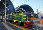   Die FS D.245.2137 (98 83 2245 2137-0 I-TI) zieht nun am 29.12.2015 einige IC-Wagen aus dem Bahnhof Milano Centrale (Mailand Zentral).