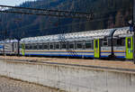 Sehr sauber....
Der 2. Klasse MDVE- Reisezugwagen in DTR-Lackierung (Carrozze FS tipo MDVE in livrea DTR), 50 83 21-87 432-5 I-TI der Trenitalia, der Gattung nB am 27.03.2022 beim Halt im Bahnhof Gossensaß/Colle Isarco (Südtirol). Bei den Wagen handelt es sich um in in den 80er-Jahren in Italien hergestellte Eisenbahnwaggons die speziell für den Einsatz für mittlere Entfernungen wie z.B. RE (Regionalexpress Züge).

TECHNISCHE DATEN: 
Spurweite: 1.435 mm
Länge über Puffer:  26.400 mm
Breite: 2.825 mm
Höhe: 3.965 mm
Drehzapfenabstand: 19.000 mm
Achsstand im Drehgestell:  2.400 mm
Fußbodenhöhe: 1.100 mm
Sitzplätze:  86 (2. Klasse) 
Eigengewicht: 39 t
Höchstgeschwindigkeit:  160 km/h
Bremsbauart:  Freno WU-R

Durch Corona bedingt hat man in Italien auch geschickt (so finde ich) die Zu- und Ausstiege gelöst. Sie ist hier im Bild, die rechte Tür für die aussteigenden Reisenden und die linke Tür für den Ausstieg. Auch in den Wagen wird sehr deutlich angezeigt in welche Richtung man zum Ausstieg gehen soll.
