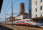 trenitalia-2/771286/in-domodossola-trieft-man-sie-nicht In Domodossola trieft man sie nicht an, aber hier in Bozen…
Der „FRECCIARGENTO“ ETR600.5 (UIC 93 83 0600 405-3 I-TI usw.) der Trenitalia (100-prozentige Tochtergesellschaft der Ferrovie dello Stato) hat am 26.03.2022, als Frecciargento FA 8502 aus Roma Termini (Rom) kommend den Bahnhof Bozen (Stazione di Bolzano) erreicht. 

Hochgeschwindigkeitstriebzüge mit Neigetechnik von Alstom, die zur vierten Generation der Pendolino gehören. ETR steht für italienisch ElettroTreno Rapido. Durch die aktive Neigetechnik können die Wagenkästen für höhere Geschwindigkeiten in Bögen um bis zu 8 Grad geneigt werden. Das Design der ETR 600 stammt von Giorgetto Giugiaro. Die ETR 600 werden wie auch die ETR 485 und die ETR 610 als Zuggattung Frecciargento („silberner Pfeil“) geführt, diese Züge werden mit einer Höchstgeschwindigkeit von 250 km/h eingesetzt. 

Der ETR 600 ist die vierte Generation des weltberühmten italienischen Pendolinos. Er entstand bei Alstom (früher: FIAT Ferroviaria) in Piedmont und in Sesto San Giovanni in der Nähe von Mailand.  Von diesen für den reinen Italienverkehr bestimmten Triebzügen wurden 12 Züge gebaut. Die ETR 600 sind nur zweisystemfähig für die italienischen üblichen Bahnstromsysteme 3 kV Gleichstrom und 25 kV 50 Hz Wechselstrom (Hochgeschwindigkeitsstrecken). Sie haben die Zugbeeinflussung ERTMS, SCMT. Die Züge sind in Italien registriert, die Trenitalia Mehrsystem-Züge (Pendolino Due) ETR 610 sind in der Schweiz eingestellt.

Technisch basieren die ETR 600 und 610 auf dem Tschechischen Pendolino, haben aber ein modernes Kopfdesign. Größere Fenster, höhere Wagenkästen und die Verlagerung von Komponenten auf das Dach des Zuges sind die auffälligsten Neuerungen. Hinter dem Design verbirgt sich aber auch modernste Technik. So erfüllen die Züge die neue europäische Interoperabilitäts-Richtlinie (TSI). Die Züge können in Mehrfachtraktion miteinander verbunden werden. Jeder der siebenteiligen Pendolini ist für 250 km/h zugelassen, wobei vier der sieben Wagen angetrieben sind. Groß hervorgehoben wird von Alstom die Modularität, das heißt, der Zug kann problemlos an die vielfältigen Kundenwünsche angepasst werden. Als Beispiele werden variable Spurbreiten, Unterschiede in der Energieversorgung, der Innenausstattung und der Einbau bzw. das Weglassen der Tiltronix-Neigetechnik angeführt.

TECHNISCHE DATEN:: 
Hersteller:  Alstom (ex FIAT Ferroviaria)
Baujahre: 2005 - 2007
Spurweite:  1.435 mm (Normalspur)
Achsformel: (1A)'(A1)' + (1A)'(A1)' + 2'2' + 2'2' + 2'2 + (1A)'(A1)' + (1A)'(A1)' 
Länge über Kupplung:  187.400 mm
Breite:  2.830 mm
Drehzapfenabstand:  19.000 mm
Achsabstand im Drehgestell: 2.700 mm
Treib- und Laufraddurchmesser: 890 mm
Leergewicht:  387 t
Höchstgeschwindigkeit:  250 km/h
Dauerleistung:  5.500 kW
Anfahrzugkraft:  228 kN
Beschleunigung:  0,48 m/s2
Stromsystem:  3 kV DC und 25 kV 50 Hz 
Anzahl der Fahrmotoren:  12 Dreiphasenasynchron-Motor vom Typ 6FJA 3257
Zugsicherung:  ERTMS, SCMT
Sitzplätze:  432 
