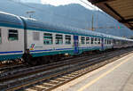 trenitalia-2/771905/2-klasse-mdvc-reisezugwagen-mdvc-steht-fuer 2. Klasse MDVC-Reisezugwagen (MDVC steht für Medie Distanze Vestiboli Centrali, deutsch für Mittlere Entfernungen in Ballungsräumen) 50 83 21-86 708-9 I-TI der Trenitalia, der Gattung nB am 26.03.2022 im Zugverband im Bahnhof Bozen / Bolzano.

Die den Wagen handelt es sich um in Italien hergestellte Eisenbahnwaggons die speziell für den Einsatz für mittlere Entfernungen wie z.B. RE (Regionalexpress Züge).

TECHNISCHE DATEN:
Spurweite: 1.435 mm
Länge über Puffer: 26.400 mm
Breite: 2.825 mm
Höhe: 3.965 mm
Drehzapfenabstand: 19.000 mm
Achsstand im Drehgestell: 2.400 mm
Laufraddurchmesser : 860 mm (neu)
Fußbodenhöhe: 1090 mm
Eigengewicht: 40 t
Sitzplätze: 82 (2. Klasse)
Höchstgeschwindigkeit: 160 km/h
Bremsbauart: Freno WU-R 
