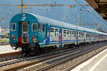 2. Klasse Reisezug- MDVC-Steuerwagen mit Gepäckabteil (MDVC steht für Medie Distanze Vestiboli Centrali, deutsch für Mittlere Entfernungen in Ballungsräumen) 50 83 82-86 807-5 I-TI der Trenitalia, der Gattung npBD und Bauart APR ( Hasenkasten -Steuerwagen) am 26.03.2022 im Bahnhof Bozen / Bolzano.

Die den Wagen handelt es sich um in Italien hergestellte Eisenbahnwaggons die speziell für den Einsatz für mittlere Entfernungen wie z.B. RE (Regionalexpress Züge). Das „TE“ (vorne unten zeigt das es sich um einen Steuerwagen vom Typ TE (Tipo TE) für E-Loks handelt.

TECHNISCHE DATEN:
Spurweite: 1.435 mm
Länge über Puffer: 26.400 mm
Breite: 2.825 mm
Höhe: 3.965 mm
Drehzapfenabstand: 19.000 mm
Achsstand im Drehgestell: 2.400 mm
Laufraddurchmesser : 860 mm (neu)
Fußbodenhöhe: 1090 mm
Eigengewicht: 40 t
Sitzplätze: 60 (2. Klasse)
Zuladegewicht: 3 t
Höchstgeschwindigkeit: 160 km/h
Bremsbauart: Freno WU-R