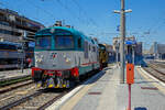 trenitalia-2/782135/die-trenitalia-100-prozentige-tochtergesellschaft-der-fs Die Trenitalia (100-prozentige Tochtergesellschaft der FS) Diesellos D.345 1010 (92 83 2345 010-8 I-TI) und die D.245 6112 (98 83 2245 712-4 I-TI) rangieren am 14.07.2022 im Bahnhof Roma Termini.

Die D.345 ist eine Baureihe von Diesellokomotiven der italienischen Staatseisenbahn Ferrovie dello Stato, sie wurde fr alle Dienste auf nicht elektrifizierten Strecken konzipiert. Die insgesamt 145 gebauten Exemplare wurden in verschiedenen Baulosen beschafft, die sich aber nicht wesentlich unterscheiden. Dank einer Hchstgeschwindigkeit von 130 km/h kann die Baureihe D.345 auf Haupt- und Nebenbahnstrecken eingesetzt werden. Die Loks besitzen aber keine Zugheizanlage und werden deshalb heute nur noch vor Gterzgen eingesetzt, frher wurden mit den Personenzgen auch Heizwaggons mit Dieselaggregat zur Zugheizung mitgefhrt. 

Der verbaute Dieselmotor ist der Fiat Typ 218SSF mit Direkteinspritzung, mit 8 V-frmig angeordneten Zylindern, mit einer Leistung von 1.350 PS bei 1500 U/min, dieser treibt einen von TIBB gebauten Gleichstromgenerator mit einer Leistung von 960 kW an.

TECHNISCHE DATEN:
Gebaute Anzahl: 145
Baujahre: 1974–1979
Hersteller: Konsortium aus Breda, Fiat, Marelli, Italiano Bronwn Boveri, italtrafo und Sofer
Spurweite: 1.435 mm (Normalspur)
Achsformel: Bo'Bo'
Lnge ber Puffer: 13.240 mm
Drehzapfenabstand: 9.560 mm
Achsabstand im Drehgestell: 1.960 mm
Treibraddurchmesser:  1.040 mm
Dienstgewicht:  64 t
Hchstgeschwindigkeit: 130 km/h 
Dauerleistung:  960 kW
bersetzungsverhltnis: 1 / 2,56
Antriebart: Dieselelektrisch
