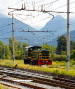 Die italienische Dieselrangierlok D.245.2230 (98 83 2245 430-3 I-TI) der Trenitalia (100-prozentige Tochtergesellschaft der FS), ist am 12.07.2022 im Bahnhof Domodossola abgestellt.