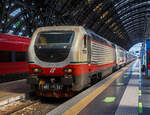 trenitalia-2/787461/die-beiden-e402b-113-und-111 Die beiden E.402B 113 und 111 (91 83 2402 113-x I-TI und 91 83 2402 111-5 I-TI) erreichen am 12.07.2022, mit einem Trenitalia InterCity Notte (ICN), den Bahnhof Milano Centrale (Mailand Hbf).

Die FS E.402B ist eine Weiterentwicklung der E.402A, verfügt jedoch gegenüber ihrem Vorgängermodell zum Beispiel über ein höheres Gewicht sowie einen neu gestalteten und futuristischeren Wagenkasten. Die Höchstgeschwindigkeit ist jedoch mit 200 km/h etwas geringer als bei der E.402A (mit 220 km/h). Von den Loks wurden 80 Stück zwischen 1997 und 2000 von Ansaldo, Firema Trasporti (Fiore-Casertane), ITIN und SOFER gebaut.

Die Baureihe E.402B ist eine Mehrstromlokomotive, sie kann unter 3.000 V Gleichstromspannung, dem hauptsächlichen italienischen Bahnnetz, aber auch auf den italienischen Schnellfahrstrecken mit 25 kV, 50 Hz Wechselstrom fahren. Fernerhin kann sie unter 1.500 V Gleichstrom betrieben werden, dann hat sie aber nur die halbe Leistung. 

Die Lok ist eine vollelektronische Chopperlokomotive, das heißt, wenn die Lokomotiven unter 3.000 V DC fährt, wird der Strom mit Hilfe eines Zerhackers in Wechselstrom umändern, der dann schließlich die Motoren antreibt. 

TECHNISCHE DATEN:
Spurweite:  1435 mm (Normalspur)
Achsformel: Bo'Bo'
Länge: 19.420 mm
Drehzapfenabstand: 10.450 mm
Achsabstand im Drehgestell: 2.850 mm
Treibraddurchmesser:  1.250 mm
Dienstgewicht: 89 t
Höchstgeschwindigkeit: 200 km/h
Stundenleistung: 6.000 kW
Dauerleistung: 5.600 kW
Anfahrzugkraft: 280 kN
Stromsysteme: 3000 V DC, 25 kV - 50 Hz AC und 1500 V DC (bei halber Leistung)