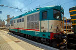 trenitalia-2/788740/die-trenitalia-100-prozentige-tochtergesellschaft-der-fs Die Trenitalia (100-prozentige Tochtergesellschaft der FS) Diesellos D.345 1010 (92 83 2345 010-8 I-TI) und die D.245 6112 (98 83 2245 712-4 I-TI) rangieren am 14.07.2022 im Bahnhof Roma Termini.

Die D.345 ist eine Baureihe von Diesellokomotiven der italienischen Staatseisenbahn Ferrovie dello Stato, sie wurde für alle Dienste auf nicht elektrifizierten Strecken konzipiert. Die insgesamt 145 gebauten Exemplare wurden in verschiedenen Baulosen beschafft, die sich aber nicht wesentlich unterscheiden. Dank einer Höchstgeschwindigkeit von 130 km/h kann die Baureihe D.345 auf Haupt- und Nebenbahnstrecken eingesetzt werden. Die Loks besitzen aber keine Zugheizanlage und werden deshalb heute nur noch vor Güterzügen eingesetzt, früher wurden mit den Personenzügen auch Heizwaggons mit Dieselaggregat zur Zugheizung mitgeführt. 

Der verbaute Dieselmotor ist der Fiat Typ 218SSF mit Direkteinspritzung, mit 8 V-förmig angeordneten Zylindern, mit einer Leistung von 1.350 PS bei 1500 U/min, dieser treibt einen von TIBB gebauten Gleichstromgenerator mit einer Leistung von 960 kW an.

TECHNISCHE DATEN:
Gebaute Anzahl: 145
Baujahre: 1974–1979
Hersteller: Konsortium aus Breda, Fiat, Marelli, Italiano Bronwn Boveri, italtrafo und Sofer
Spurweite: 1.435 mm (Normalspur)
Achsformel: Bo'Bo'
Länge über Puffer: 13.240 mm
Drehzapfenabstand: 9.560 mm
Achsabstand im Drehgestell: 1.960 mm
Treibraddurchmesser:  1.040 mm
Dienstgewicht:  64 t
Höchstgeschwindigkeit: 130 km/h 
Dauerleistung:  960 kW
Übersetzungsverhältnis: 1 / 2,56
Antriebart: Dieselelektrisch
