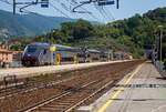Der fnfteilige Trenitalia “Rock” ETR 521-021, ein fnfteiliger Elektrotriebzug vom Typ Hitachi Caravaggio, verlsst am 22.07.2022 den Bahnhof Levanto.