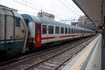 Der 2.klasse Trenitalia IC Reisezugwagen (UIC Z1) 61 83 29-90 175-4 I-TI der Gattung B am 23.07.2022, eingereiht in einen angestellten Trenitalia intercity im Bahnhof Genua / Genova Piazza Principe.