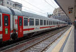 trenitalia-2/792703/der-2klasse-trenitalia-ic-reisezugwagen-uic Der 2.klasse Trenitalia IC Reisezugwagen (UIC Z1) 61 83 29-90 116-8 I-TI der Gattung B am 23.07.2022, eingereiht in einen angestellten Trenitalia intercity im Bahnhof Genua / Genova Piazza Principe.

TECHNISCHE DATEN: 
Spurweite: 1.435 mm
Länge über Puffer:  26.400 mm
Drehzapfenabstand: 19.000 mm
Sitzplätze: 78 (2. Klasse) 
Eigengewicht: 44 t
Höchstgeschwindigkeit:  200 km/h
Bremsbauart:  Freno WU-R 71t

