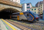 Der Trenitalia “Rock” ETR 521-085, ein fnfteiliger Elektrotriebzug vom Typ Hitachi Caravaggio, erreicht am 21.07.2022 als Cinque Terre Express  von Levanto nach La Spezia Centrale, den