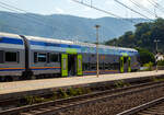 trenitalia-2/806502/trenitalia-8222vivalto8220--doppelstock--steuerwagen-50-83 Trenitalia „Vivalto“- Doppelstock- Steuerwagen 50 83 26-78 957-7 I-TI der Gattung npBH, am 23.07.2022 im Bahnhof Levanto, als Cinque Terre Express nach La Spezia.

Nach der Einführung der neuen DPR-Lackierung bei den Elektrozügen ETR 425 'Jazz', basierend auf grau mit blau/orangefarbenen Bändern und grünen Türen, wurde die gleiche Lackierung auch auf andere Fahrzeuge des Fuhrparkeres für Regionalzüge der Trenitalia ausgedehnt, einschließlich der modernen Doppelstockwagen 'Vivalto'.

Das „Vivalto“-Logo in der Mitte der Seitenteile blieb zunächst auch in der neuen Lackierung unverändert, allerdings mit einem Farbwechsel für die horizontale Linie, um besser mit dem neuen grafischen Design zu harmonieren.

TECHNISCHE DATEN: 
Spurweite: 1.435 mm
Länge über Puffer:  27.110 mm 
Drehzapfenabstand: 20.000 mm
Achsstand im Drehgestell:  2.500 mm
Breite: 2.725 mm
Höhe: 4 300 mm
Fußbodenhöhe:  380 mm (Unterdeck) / 2.325 mm (Oberdeck)
Sitzplätze:  92 
Eigengewicht: 53 t 
Höchstgeschwindigkeit:  160 km/h
Bremsbauart:  Freno 0-P-A (D)
