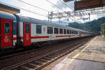 trenitalia-2/806504/der-2-klasse-trenitalia-ic-uic-z1 Der 2. Klasse Trenitalia IC UIC-Z1 Reisezugwagen mit Gepäckabteil sowie Bistro Self Service 61 83 85-90 096-3 I-TI der Gattung BHR (ex BH 28-90) am 23.07.2022, eingereiht als Wagen 3 in den IC 651 (Milano Centrale - Livorno Centrale), im Bahnhof Levanto.

Der Wagen hat 2 Rollstuhlplätze, ein Gepäckabteil, sowie einen Bistrobereich mit Self Service (Automaten). 

TECHNISCHE DATEN:
Spurweite: 1.435 mm
Länge über Puffer: 26.400 mm
Drehzapfenabstand: 19.000 mm
Sitzplätze: 31 (2. Klasse)
Eigengewicht: 45 t
Höchstgeschwindigkeit: 200 km/h
Bremsbauart: Freno WU-R (D)
