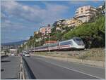 trenitalia-2/826299/der-von-je-einer-e-414 Der von je einer E 414 an der Spitze und am Schluss gefhrt, erreicht der FS Trenitalia IC 631 von Ventimiglia nach Milano bei Borgio Verezzi in Krze seinen nchsten Halt Finale Ligure. Der Streckenabschnitt von Finale Ligure nach Andora ist zur Zeit der letzte Streckenabschnitt der Strecke Genova - Ventimiglia welcher noch auf dem ursprnglichen Trasse dem Meer und durch die Ortschaften entlang fhrt und soll lngerfristig auch neu trassiert werden.

22. September 2022