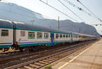 trenitalia-2/835971/2-klasse-mdvc-reisezugwagen-mdvc-steht-fuer 2. Klasse MDVC-Reisezugwagen (MDVC steht für Medie Distanze Vestiboli Centrali, deutsch für Mittlere Entfernungen in Ballungsräumen) 50 83 21-86 708-9 I-TI der Trenitalia, der Gattung nB am 26.03.2022 im Zugverband im Bahnhof Bozen / Bolzano.

Die den Wagen handelt es sich um in Italien hergestellte Eisenbahnwaggons die speziell für den Einsatz für mittlere Entfernungen wie z.B. RE (Regionalexpress Züge).

TECHNISCHE DATEN:
Spurweite: 1.435 mm
Länge über Puffer: 26.400 mm
Breite: 2.825 mm
Höhe: 3.965 mm
Drehzapfenabstand: 19.000 mm
Achsstand im Drehgestell: 2.400 mm
Laufraddurchmesser : 860 mm (neu)
Fußbodenhöhe: 1090 mm
Eigengewicht: 40 t
Sitzplätze: 82 (2. Klasse)
Höchstgeschwindigkeit: 160 km/h
Bremsbauart: Freno WU-R 
