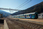 trenitalia-2/836653/gefuehrt-von-einem-mdvc-steuerwagen-mit-gepaeckabteil Geführt von einem MDVC-Steuerwagen mit Gepäckabteil, erreicht am 28 März 2022 der Trenitalia Regional-Express (Verona Porta Nuova – Trento – Bozen – Brenner/ Brennero), den Bahnhof Gossensaß/Colle Isarco. Schublok war die Trenitalia E 464.359.

Vorne der 2. Klasse MDVC-Reisezug-Steuerwagen mit Gepäckabteil (MDVC steht für Medie Distanze Vestiboli Centrali, deutsch für Mittlere Entfernungen in Ballungsräumen) 50 83 82-86 807-5 I-TI der Trenitalia, der Gattung npBD und Bauart APR ('Hasenkasten'-Steuerwagen) .

Die den Wagen handelt es sich um in Italien hergestellte Eisenbahnwaggons die speziell für den Einsatz für mittlere Entfernungen wie z.B. RE (Regionalexpress Züge). Das „TE“ (vorne unten zeigt das es sich um einen Steuerwagen vom Typ TE (Tipo TE) für E-Loks handelt.

TECHNISCHE DATEN:
Spurweite: 1.435 mm
Länge über Puffer: 26.400 mm
Breite: 2.825 mm
Höhe: 3.965 mm
Drehzapfenabstand: 19.000 mm
Achsstand im Drehgestell: 2.400 mm
Laufraddurchmesser : 860 mm (neu)
Fußbodenhöhe: 1090 mm
Eigengewicht: 40 t
Sitzplätze: 60 (2. Klasse)
Zuladegewicht: 3 t
Höchstgeschwindigkeit: 160 km/h
Bremsbauart: Freno WU-R