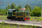 Die italienische Dieselrangierlok D.245.2230 (98 83 2245 430-3 I-TI) der Trenitalia (100-prozentige Tochtergesellschaft der FS), ist am 26.05.2023 im Bahnhof Domodossola abgestellt.
