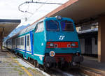 trenitalia-2/726511/2-klasse-reisezug--mdvc-steuerwagen-mit-gepaeckabteil 2. Klasse Reisezug- MDVC-Steuerwagen mit Gepäckabteil (MDVC steht für Medie Distanze Vestiboli Centrali, deutsch für Mittlere Entfernungen in Ballungsräumen) 50 83 82-87 134-3 I-TI der Trenitalia, der Gattung npBH non passante “Mazinga” (nicht überholter) am 15.09.2017 im Bahnhof Domodossola.

Die den Wagen handelt es sich um in Italien hergestellte Eisenbahnwaggons die speziell für den Einsatz für mittlere Entfernungen wie z.B. RE (Regionalexpress Züge). Das „TE“  (vorne unten zeigt das es sich um einen Steuerwagen vom Typ TE (Tipo TE) für E-Loks handelt. 

TECHNISCHE DATEN: 
Spurweite: 1.435 mm
Länge über Puffer:  26.400 mm
Breite: 2.825 mm
Höhe: 3.965 mm
Drehzapfenabstand: 19.000 mm
Achsstand im Drehgestell:  2.400 mm
Laufraddurchmesser : 860 mm (neu)
Fußbodenhöhe: 1090 mm
Eigengewicht: 39 t
Sitzplätze:  60 (2. Klasse) 
Zuladegewicht: 3 t
Höchstgeschwindigkeit:  160 km/h
Bremsbauart:  Freno WU-R 59 t