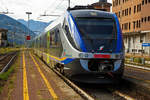 trenitalia-2/726514/der-dreiteilige-minuetto-elettrico-me-053 Der dreiteilige Minuetto Elettrico ME 053 (94 83 3501 053-x I-TI) der Trenitalia, abgestellt am 15.09.2017 im Bahnhof Domodossola. Er präsentiert sich zudem in der neuen modernen Farbgebung.

Diese dreiteiligen Elektrotriebzüge der italienischen Baureihe ALe 501 / Le 220 / ALe 502 (ME - Minuetto Elettrico) ist die Mutter der Produktfamilie der Alstom Coradia Meridian, von diesen wurden später auch Triebzüge für Deutschland und Nordeuropa abgeleitet. Von dieser elektrischen Variante wurden 136 Stück zwischen 2003 und 2010 gebaut. 