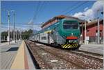 Im Bahnhof Laveno Mombello Lago wartet der Trenord ALe 711 068 (94 83 4 711 068-6 I-TN) als Regio 46 auf die Rückfahrt nach Milano Cadorna.

27. September 2022