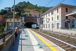 gueterzuege-6/792219/die-railpool-494-580-91-83 Die Railpool 494 580 (91 83 2494 580-0 I-RPOOL), eine Bombardier TRAXX F140 DC3 LM (mit Last-Mile-Modul), fährt am 22.07.2022 mit einem Kesselwagenzug durch den Bahnhof Riomaggiore (Cinque Terre) an der Italienischen Riviera in Richtung La Spezia bzw. Pisa. 

Riomaggiore ist das südlichste der fünf Dörfer der Cinque Terre (Fünf Ortschaften) und verfügt, wie die anderen Dörfer, über eine Eisenbahnstation an der Bahnstrecke Pisa–Genua (RFI Strecke-Nr. 77 / KBS 31 La Spezia–Genua), die den Ort mit den Nachbardörfern und mit La Spezia und Levanto verbindet. 