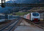 gueterzuege-6/836076/in-doppeltraktion-fahren-die-beiden-rail In Doppeltraktion fahren die beiden Rail Traction Company (RTC) EU43 – 004 (91 83 2043 004-7 I-RTC) und die EU43 – 008 (91 83 2043 008-8 I-RTC), vom Brenner kommend am 26.03.2022 mit einem KLV-Zug durch den Bahnhof Gossensaß/Colle Isarco in Richtung Verona. Nochmal einen lieben Gruß an den netten Lokführer zurück, der mich mit Dreilicht grüßte. 

Die Loks wurden 2001 bzw. 2002 von Bombardier unter den Fabriknummer 112E 04 bzw. 112E 08 gebaut und waren eigentlich für die Lieferung (8 Stück) an die polnische PKP - Polskie Koleje Państwowe vorgesehen, der Verkauf scheitere aus finanziellen Gründen seitens der PKP. Die 8 polnischen Loks sind danach an die italienische Privatbahngesellschaft RTC (Rail Traction Company) verkauft worden, die polnische Bezeichnung EU43 wurde später an Lokomotiven der TRAXX-Variante MS2 vergeben.

Die Loks der Baureihe EU43 vom Typ Bombardier 112E sind ähnlich denen der ab 1996 vom damaligen Hersteller ABB Tecnomasio in Vado Ligure (Italien) gebauten 20 Brennerloks der FS Baureihe E.412 (Adtranz 112E). Ursprünglich war für beide Baureihen auch eine Zulassung für Österreich und Deutschland vorgesehen. Die ÖBB hatte zunächst die Zulassung verweigert und erst 2006 erteilt.

Geschichte:
Im Jahr 1993 gaben die FS im Zuge der wachsenden internationalen Aktivitäten der europäischen Bahngesellschaften Mehrsystemlokomotiven in Auftrag, die sowohl im italienischen 3-kV-Gleichstromnetz als auch im Süden von Frankreich (1,5 kV =) und insbesondere für den Brennerverkehr auch im österreichischen und deutschen Netz (15 kV, 16,7 Hz) einsetzbar sein sollte. Die Lokomotiven sollten sowohl für schnelle EuroCity-Züge als auch für den Güterverkehr einsetzbar sein. Die vier Prototyp-Lokomotiven wurden ab 1996 vom damaligen Hersteller ABB Tecnomasio (heute Alstom) in Vado Ligure, Italien, gebaut. Dieses Werk produziert nahezu ausschließlich für den italienischen Markt. 

Technik:
Die Lokomotiven laufen auf Drehgestellen mit Integriertem Gesamtantrieb (IGA), der auch bei den Lokomotiven der DB-Baureihe 101 und den italienischen E405 vorhanden ist, die Stromrichter ähneln denen der SBB Re 460. Für den Antrieb werden Doppelsternmotoren verwendet, was Drehstrom-Asynchronmotoren mit zwei Wicklungssystemen in Sternschaltung im selben Gehäuse sind – eine eher unübliche Schaltung.

Der geschweißte Wagenkasten in Stahlleichtbaukonstruktion stützt sich über Flexicoil-Schraubenfedern auf die Drehgestelle ab. Die Seitenwände aus Aluminium sind zur Erhöhung der Steifigkeit gesickt. Der estergekühlte Transformator ist wie bei Neubaulokomotiven üblich unterflur angeordnet. Die Lokomotive ist mit Gruppenantrieb ausgeführt, wobei eine Antriebsgruppe aus einer Achse aus dem Drehgestell 1 und einer aus dem Drehgestell 2 besteht, eine ebenfalls unübliche Anordnung.

Die Lokomotiven verfügt über eine elektrische Nutzbremse. Es sind zwei Einholmstromabnehmer der Bauart WBL 85 vorhanden, je einer für Gleichspannung (Führerstand A, italienische Palette) und Wechselspannung (Führerstand B, deutsch-österreichische Palette).

In der Lokomotive sind zwei Stromrichter angeordnet. Unter Wechselstromsystemen wird die sekundärseitige Spannung des Haupttransformators in einem Vierquadrantensteller (4QS) in eine Gleichspannung umgewandelt, welche in einen Gleichstromzwischenkreis eingespeist wird. Unter den Gleichstromsystemen erfolgt die Speisung des Zwischenkreises direkt aus der Fahrleitung.

Die Pulswechselrichter wandeln den Gleichstrom des Zwischenkreises in Dreiphasenwechselstrom zur Speisung der Fahrmotoren um. Im Gleichstromnetz sind zwei Pulswechselrichter in Serie geschaltet, die je ein Wicklungssystem der Fahrmotoren mit Strom versorgen, im Wechselstromsystem wird nur ein Pulswechselrichter benötigt, der die beiden parallel geschalteten Wicklungssysteme der Fahrmotoren mit Spannung versorgt.

Die Steuerung der Antriebe erfolgt durch ein rechnerunterstütztes Betriebssystem. Die Lokomotiven sind mit 18-poligen IS-Steckdosen für die UIC-Leitung, einer Vielfachsteuerung und einer Speiseeinrichtung der Zugsammelschiene für Reisezüge ausgerüstet. Lauftechnisch sind die Lokomotiven für eine Geschwindigkeit von 220 km/h ausgelegt, jedoch in Italien nur für 200 km/h zugelassen. Ausgerüstet wurden sie mit Fahrzeugeinrichtungen der Zugbeeinflussungen RS4 Codici (Italien) sowie punkt- und linienförmiger Zugbeeinflussung (Österreich und Deutschland). Von einem Einsatz in Frankreich wurde abgesehen.

TECHNISCHE DATEN:
Spurweite:  1.435 mm (Normalspur)
Achsformel: Bo'Bo'
Länge: 19.400 mm
Drehzapfenabstand: 11.400mm
Achsabstand im Drehgestell: 2.650 mm
Dienstgewicht: 88 t
Höchstgeschwindigkeit: 150 km/h Italien / 140 km/h Deutschland / 120 km/h Österreich
Dauerleistung: 5.600 kW (15 kV AC) / 5.400 kW (3 kV DC) / 2.700 kW (1,5 kV DC)
Anfahrzugkraft: 280 kN
Stromsysteme: 15 kV, 16,7 Hz AC, 3.000 V DC und 1.500 V DC 
Anzahl der Fahrmotoren:  4× IGA-Drehstrom-Asynchronmotoren
Bremse: Druckluftbremse, el. Nutzbremse
Zugbeeinflussung: RS 4 Codici, PZB, LZB
