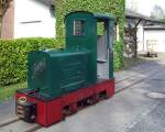 jung-jungenthal-div-typen Jung EL 105 Feldbahn-Diesellokomotive am 29.05.2010 im Maschinen- & Heimatmuseum Eslohe.
Die Lok wurde 1948 unter Fabrik-Nummer 10834 bei Arnold Jung Lokomotivenfabrik GmbH, Jungenthal, Kirchen a.d. Sieg gebaut und an Schiefergrube Mosellaschacht,
Vereinigte Moselschiefergruben GmbH, Hausen b. Mayen/Eifel geliefert. 
Die Leistung betr�gt 12 PS bei 10000 U/min, die Zugkraft betr�gt 600 kg, sie hat ein Gewicht von 2900 kg und eine Geschwindigkeit von 4-8 km/h.
