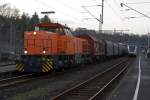 kbs-462-hellertalbahn Betzdorf/Sieg am 04.02.2012: Die Hellertalbahn (Stadler GTW 2/6) ist auf Gleis 102 eingefahren, nun kann gleich auf Gleis 103 die Kreisbahn Siegen-Wittgenstein  (KSW) mit Lok 42, eine Vossloh G 1700 BB (F.-Nr. 1001108, Baujahr 2001) mit beladenen Coil-G�terzug in Richtung Herdorf losfahren. 