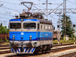 Die 1141 207 der HZ Cargo fährt am 30.06.2015. als Lokzug durch den Bahnhof von Koprivnica in Richtung Norden und ungarischer Grenze, wo sie einen der an jenem Tag zahlreichen Güterzuge nach Zagreb übernehmen wird.