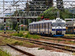 Der Triebwagen 6111 024 wird in Kürze Zagreb Westbahnhof erreichen, hier zu sehen am 17.05.2014. als S-Bahn-Zug 8049 von Savski Marof nach Dugo Selo. Im Frühjahr 2014 war 6111 024 der erste Triebwagen seiner Reihe, welcher die bei Deutschlands S-Bahn-Zügen schon lange Zeit bekannte frontale Zugzielanzeige erhielt.