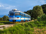 Am frühen Abend des 15.07.2014. dieselt der Triebwagen 7121 001 gemächlich als Regionalzug 3131 von Djurmanec nach Zabok durch die Felder und Sümpfe in der Nähe von Strucljevo seinem Reiseziel entgegen.