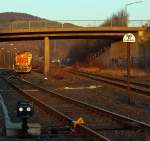 ksw-kreisbahn-siegen-wittgenstein-ehem-siegener-kreisbahn Im letzen Sonnenlicht und bei Vollmond: In Herdorf (06.02.2012) auf der Gleisanlage der Kreisbahn Siegen-Wittgenstein  (KSW) ist die Lok 42, eine Vossloh G 1700 BB (F.-Nr. 1001108, Baujahr 2001) mit G�terzug bereit zur �bergabefahrt nach Betzdorf/Sieg. Die Gleissperre ist noch geschlossen. Rechts verl�uft das DB-Gleis (KBS 462) Hellertalbahn.