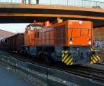 ksw-kreisbahn-siegen-wittgenstein-ehem-siegener-kreisbahn Sie ist wieder und alles dran, die KSW 42: Kreisbahn Siegen-Wittgenstein  (KSW) iLok 42, eine Vossloh G 1700 BB (F.-Nr. 1001108, Baujahr 2001) mit G�terzug f�hrt am 06.02.2011 von Herdorf auf �bergabefahrt nach Betzdorf/Sieg los. Die Lok war am 17.11.2010 mit vier beladenen Coil-Wagen (320 t Anh�ngelast) bei der Spitzkehre Pfannenberg bei Neunkirchen-Salchendorf �ber den Prellbock eine B�schung hinauf gefahren. Es kamen zum Gl�ck keine Personen zu Schaden, der Sachschaden betrug 1,5 Mio..