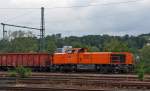 ksw-kreisbahn-siegen-wittgenstein-ehem-siegener-kreisbahn Lok 46 (MaK G 1700 BB) der  Kreisbahn Siegen-Wittgenstein (KSW) f�hrt mit G�terzug am 17.06.2011 in Scheuerfeld/Sieg, in Richtung Siegen.