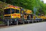 ROBEL IIF/721076/der-cfl-robel-781-ein-robel 
Der CFL Robel 781 ein Robel Interventions- und Instandhaltungsfahrzeug 57.54 (IIF), Schweres Nebenfahrzeug Nr. 99 82 9236 781-5 L-CFLIF (Vhicule secondaire lourd Nr.) der CFL Infrastruktur ist am 14.05.2016 in Kautenbach (Luxemburg) auf dem Gleis nach Wiltz mit einem Oberleitungsmontagezug abgestellt.

Das Fahrzeug wurde 2011 von der ROBEL Bahnbaumaschinen GmbH in Freilassing gebaut und an die CFL geliefert. Zwei Achsen des Fahrzeuges werden hydrostatisch angetrieben, zudem ist das Fahrzeug mehrfachtraktionsfhig.

Zur Instandhaltungsausrstung gehren:
- Stromabnehmer mit Zusatzeinrichtung zum Erden des Stromabnehmers
- Palfinger PFD 99 Fahrdraht- und Tragseilpositionierer. Das Gert verfgt ber zwei getrennt fernsteuerbare Manipulatoren-Arme, mit denen alle in der Fahrleitungskette auftretenden Eckzge und Lotlasten aufgebracht werden knnen.
- Einer Palfinger Hubarbeitsbhne  PA 1002 mit einer max. Korbzuladung 1.000 kg (500 kg + 2 x 250 kg), diese Hubarbeitsbhne, ist dreiteilig. Die PALFINGER Hubarbeitsbhne PA 1002 wurde speziell fr die Aufgabenstellung im Fahrleitungsbau und –unterhalt entwickelt. Sie besteht aus einem dreigeteilten Arbeitskorb, welcher mittels einer zentralen Hubsule stufenlos auf eine Bodenhhe von 4,5 m angehoben werden kann. Die beiden kleinen Arbeitskrbe (max. je 250 kg Traglast) knnen zustzlich seitlich 3 m aus- und nochmals 2,8 m hochgefahren werden. Damit kann bis 9,3 m Arbeitshhe und bis 4,5 m Reichweite von der Gleismitte effizient und sicher gearbeitet werden. In allen drei Arbeitskrben sind Anschlsse fr elektrische und pneumatische Handwerkzeuge sowie teleskopierbare Arbeitsscheinwerfer vorhanden.
- Palfinger Kran vom Typ PKR 200 D, Hubmoment16,2 mt, Max. Reichweite 14,7 m, Hubkraft 910 kg bei max. Reichweite

TECHNISCHE DATEN:
Anzahl der CFL Serie 780: 1
Nummerierung: 781
Baujahr: 2011
Spurweite: 1.435 mm
Offizieller Name:  57.54 / Interventions- und Instandhaltungsfahrzeug (IIF)
Achsenanzahl: 4
Lnge ber Puffer: 19.800 mm
Drehzapfenabstand: 13.200
Achsabstand im Drehgestell: 1.800 mm
Raddurchmesser: 920 mm (neu)
Breite: 3.140 mm
Eigengewicht: 56 t
Maximale Nutzlast: 10 t (auf Streckenklasse A 2 t)
Max. Anhngelast: 200 t
Leistung: 215 kW 
Hchstgeschwindigkeit: 100 km/h 
Zugelassene Personenzahl: 5
Kleister befahrbarer Gleisbogen: R 150 m