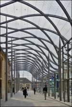 Da das Empfangsgebude des Bahnhofs von Luxemburg Stadt unter Denkmalschutz steht, entschieden sich die Architekten beim Entwurf der neuen Halle, fr eine transparente Kontruktion aus Glas, eine