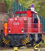 . Am 29.04.2015 dieselt die CFL Cargo 1508 (eine MaK G 1206) funkgesteuert durch den Bahnhof von Esch-sur-Alzette (Esch-Uelzecht). (Jeanny) 
