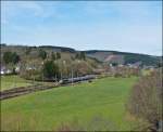 . Endlich Frhling - Die 3020 zieht am 14.04.2013 den IR 115 Liers - Luxembourg ber die kurvenreiche Strecke im schon leicht grnenden Tal der Clerve zwischen Enscherange und Wilwerwiltz und wird in Krze den Bahnhof von Wilwerwiltz erreichen. (Jeanny)