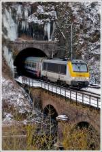 . Die 3011 zieht den IR 112 Luxembourg - Liers aus dem Tunnel Fischterhaff und befhrt dann die Sauerbrcke in Goebelsmhle. 10.02.2012 (Hans)