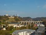 . Der IC 117 Luxembourg - Liers befhrt am 23.03.2015 den Pfaffental Viadukt in Luxemburg-Stadt. (Hans)