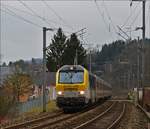Serie 3000/603035/cfl-3008-mit-ihrem-zug-durchfaehrt CFL 3008 mit ihrem Zug durchfährt die Ortschaft Enscherange, nächster Halt ist Drauffelt.  08.03.2018  (Hans)