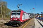 serie-4000-traxx-p140-ac1/420413/-wegen-gleisbauarbeiten-fahren-die-zuege . Wegen Gleisbauarbeiten fahren die Z�ge von und nach Luxembourg nur bis Lorentzweiler. Am 15.04.2015 konnte ich die 4004 an der Spitze des Wendezuges im Bahnhof von Lorentzweiler fotografieren. Der Zug wartete dort auf die Fahrg�ste, welche mit verschiedenen Bussen von den z.Z. nicht bedienten Bahnh�fen (Lintgen, Mersch, Cruchten, Colmar-Berg und Schieren) anreisen. Zwischen Ettelbr�ck und Lorentzweiler und zur�ck verkehrt ein direkter Bus, trotzdem ist die Fahrzeit wesentlich l�nger, als mit der Bahn. (Hans)