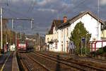 serie-4000-traxx-p140-ac1/641050/--bahnhof-wilwerwiltz-8211-die-cfl  - Bahnhof Wilwerwiltz – Die CFL 4018 zieht am 11.12.2018 den RE 480 Troisvierges - Luxembourg in den Bahnhof von Wilwerwiltz ein. (Jeanny) 