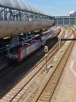 serie-4000-traxx-p140-ac1/735828/cfl-4018-schiebt-ihren-zug-aus CFL 4018 schiebt ihren Zug aus dem Bahnhof Belval Université in Richtung Rodange. 25.06.2021