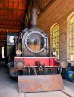 train-1900-amtf/386254/-am-02062013-praesentierte-sich-die . Am 02.06.2013 pr�sentierte sich die Dampflok AL-T 3 N� 6114 in einem desolaten Zustand im Lokschuppen der Museumsbahn Train 1900 in Fond de Gras. (Jeanny)

Die Lok wurde 1891 in der Firma SACM in Grafenstaden (Stra�burg) erbaut und geh�rt der Gattung T3 des Chemin de Fer d'Alsace-Lorraine (A.L.) an. Als sie nach Fond de Gras kam, war sie in einem extrem desolaten Zustand, sodass sie nur von Fachleuten mit Fabrikausr�stung wieder hergestellt werden konnte. Sie wurde ins AW Meiringen in Th�ringen �berf�hrt, wo ein neuer Kessel und viele andere Teile nachgebaut werden mussten. Am 01.05.97 konnte sie dann, fabrikneu, die Saison des Train 1900 er�ffnen. 