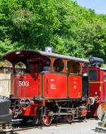 train-1900-amtf/912920/die-stehkessel-dampflok-kastendampflok-cockerill-503-8222jeanne8220 Die Stehkessel-Dampflok (Kastendampflok) Cockerill 503 „Jeanne“ der AMTF präsentierte sich am 16 Juni 2013 bei der AMTF - Association des Musée et Tourisme Ferroviaires a.s.b.l. im Industrie- und Eisenbahnpark Fond-de-Gras, die Museumsbahn ist auch als „Train 1900“ bekannt. 

Die Lok wurde 1920 von der Société Cockerill Seraing Belgique (Gesellschaft John Cockerill in Seraing (Belgien) bei Lüttich) unter der Fabriknummer 2952 gebaut und Atelier ABR in Manage (Belgien) bei Charleroi geliefert. Diese Lokomotive stammte aus der vierten (von fünf) Serien von über 900 Lokomotiven dieses Typs. Diese zierlichen, aber leistungsfähigen Stehkesselloks waren ideale Werkrangierlokomotiven, welche dank kurzem Achsenstand auch bei sehr engen Kurvenradien bis 15 m Halbmesser und starke Steigungen problemlos eingesetzt werden konnten.

Im Jahr 1968 wurde die Dampflokomotive durch eine Diesellokomotive ersetzt. Sie wurde von dem Sammler in Maldegem (Belgien) gekauft. Dort verkam sie im Freien abgestellt, dem Regen und in der Kälte ausgesetzt bis ein Mitglied von AMTF Train 1900 die Lok und eine weitere Schwester 1999 erwarb. Eine gute Investition, da die Bauteile der anderen benutzt wurden, um diese zu reparieren.

Der neue Besitzer brauchte jedoch viel Ausdauer und etwas Glück um eine Werkstatt zu finden die sich bereit erklärte die Lokomotive in Stand zu setzen. Zu oft lehnten Betriebe die Arbeiten ab unter dem Vorwand, die Maschine befinde sich in zu schlechten Zustand. Eine slowakische Werkstatt ist dann doch bereit sich der Reparatur der Lokomotive anzunehmen. Nichtsdestotrotz muss ein komplett neuer Dampfkessel gefertigt werden. Dieser wird in der Tschechischen Republik, genauer bei der Firma ZVU Potez in Hradec Kralove gebaut.

Seit 2002 kann man die Lok im Fond-de-Gras bestaunen. Wegen ihrer kleinen Größe und ihrem Gewicht von 15 Tonnen ist sie auch im Stande einfach per Straßen Transport zu reisen (Große Worte für eine Lokomotive) um an Veranstaltungen im In- und Ausland teilzunehmen. So war sie schon in Luxemburg, Belgien, Frankreich und Polen im Einsatz.

Lokomotiven des Typs Cockerill 503 sind aufgrund des geringen Anschaffungspreises und der günstigeren Wartungskosten interessant. Eine Person reicht, um die Lokomotive zu heizen und zu führen. Die Lokomotive kann in 90 Minuten aufgewärmt werden, während andere Maschinen 4 bis 5 Stunden Vorbereitung benötigen. Die Firma Cockerill genoss einen guten Ruf für ihre vertikalen Kessel, die in großer Zahl exportiert wurden, zwischen 1871 und 1950 wurden 942 Exemplare in mehr als 20 Ländern verkauft. Die Fabrik John Cockerill war 1835 die erste Fabrik, die auf dem europäischen Kontinent Dampflokomotiven baute, und die bekannt war für ihre Stehkessel-Konstruktionen.

Der kleine Zweikuppler ist ein seltenes Unikum mit seinem Stehkessel und der Dampfbremse. 

TECHNISCHE DATEN:
Hersteller: John Cockerill (Belgien)
Baujahr: 1920
Spurweite: 1.435 mm (Normalspur)
Achsfolge: B
Länge über Puffer: 4.900 mm
Achsabstand: 1.800 mm
Triebraddurchmesser: 700 mm
Eigengewicht: ca. 15 t
Dienstgewicht: 22 t 
Höchstgeschwindigkeit: 20 km/h
Leistung: 68 PS
Zylinderanzahl: 2 (Ø 320 mm x 350 mm Hub)
Rostfläche: 1,0 m²
Wasservorrat: 2,6 m³
Kohlevorrat: 0,5 t
Kleinster befahrbarer Halbmesser:  R 15 m 
Max. Anhängelast in der Ebene: 700 t
