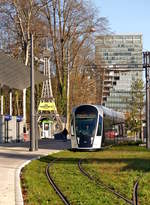 luxemburg-stadt-luxtram-sa/641046/--ein-tramhaftes-jahr---unerwarteter - Ein tramhaftes Jahr - Unerwarteter weise lie die Sonne sich am 11.12.2018 in der luxemburgischen Hauptstadt blicken, sodass der Straenbahnwagen von LUXTRAM S.A.  beim Verlassen der Haltestelle Rout Brck - Pafendall in Luxembourg-Kirchberg abgelichtet werden konnte. Fast 400 000 Kilometer haben die Tramfahrzeuge seit der Inbetriebnahme vor einem Jahr zurckgelegt, allein in diesem Jahr waren es bereits 373 000. (Jeanny)
