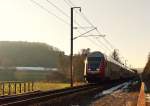Linie 10 Nordstrecke/406351/-der-schnee-ist-fast-weg . Der Schnee ist (fast) weg, jetzt muss es die Abendsonne richten - Steuerwagen voraus f�hrt der RE 3841 Troisvierges - Luxembourg im abendlichen Gegenlicht des 11.02.2015 �ber den eingleisigen Abschnitt der Nordstrecke zwischen Cinqfontaines und Maulusm�hle. Schublok war die 4018. (Jeanny) 