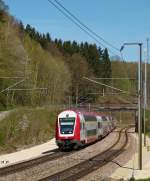 Linie 10 Nordstrecke/423784/-kurvenreiche-nordstrecke---in-der . Kurvenreiche Nordstrecke - In der N�he von Cruchten verl�uft die Nordstrecke sehr kurvenreich und dank dieses Gleisbogens gelang es mir den ganzen Zug zu fotografieren. Der RE 3735 Troisvierges - Luxembourg hat am 21.04.2015 den Bahnhof von Cruchten ohne Halt durfahren und f�hrt nun dem Bahnhof von Mersch entgegen. (Hans)